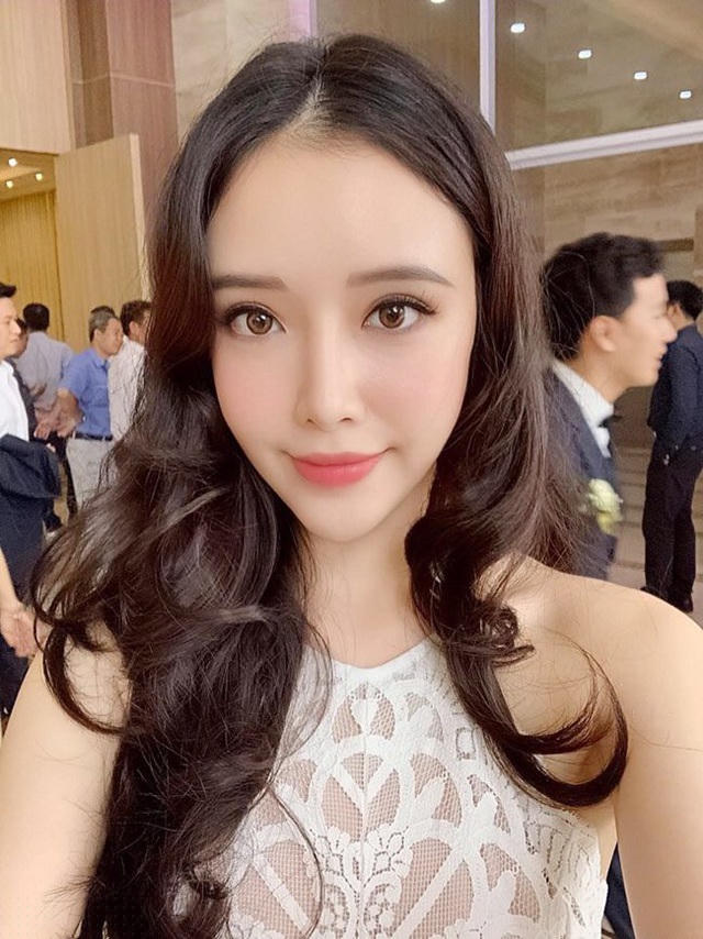 Đối với Ngọc Phượng, quan trọng nhất là bước làm sạch và bước cấp ẩm cho da. Mỗi ngày cô đều tẩy trang sạch sẽ để loại sạch bụi bẩn, dù có trang điểm hay không, sau đó là bước cấp ẩm cần thiết.