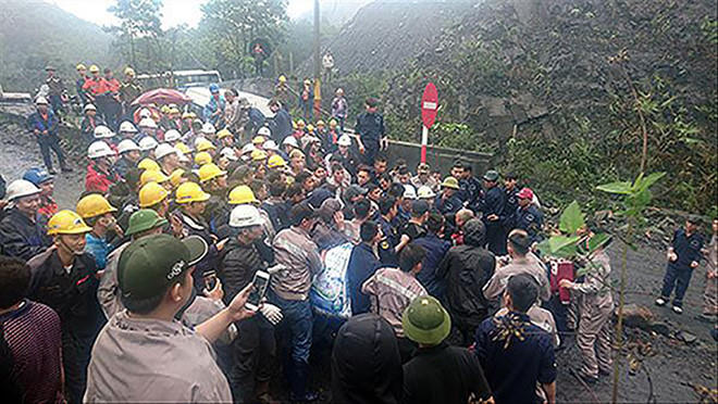 Hàng trăm người xuất hiện tại khai trường vào sáng 5/3