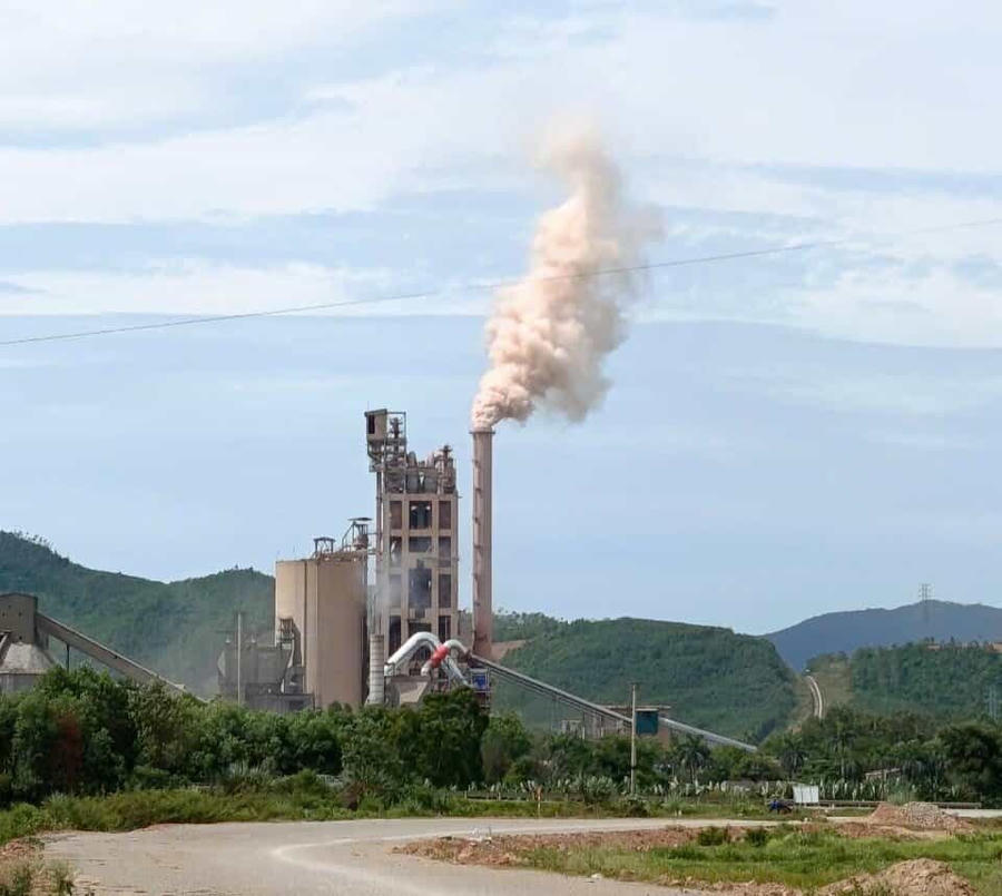 Người dân lo ngại từ khói bụi xả thải của nhà máy xi măng Vicem Hoàng Mai.