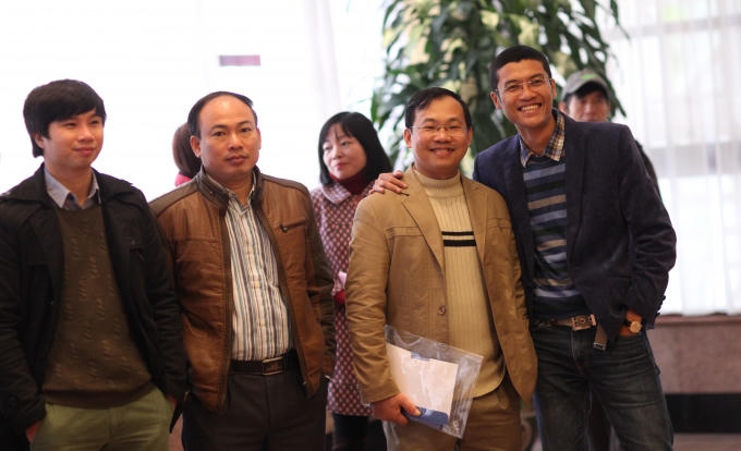 Nhà báo Hà Ánh Bình (ngoài cùng bên phải) và các cộng tác viên.