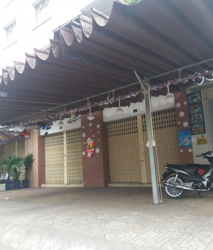 Một nhà dân dựng cột cố định, che mái hiên trên phần đất lề đường công cộng.