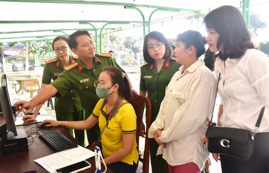Lực lượng Cảnh sát quản lý hành chính về trật tự xã hội Công an tỉnh Bạc Liêu tuyên truyền, hướng dẫn người dân sử dụng các tiện ích được cung cấp trên Cổng dịch vụ công Bộ Công an.