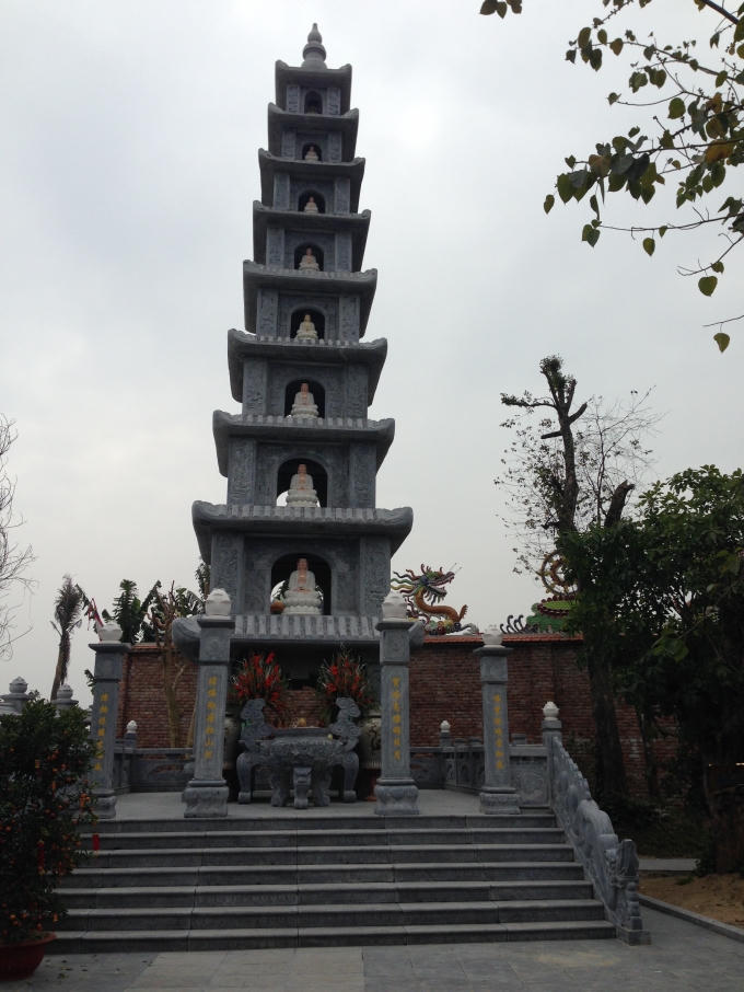 Bảo tháp 9 tầng nằm trong khuôn viên Điện thờ.