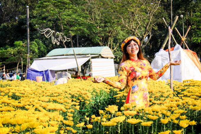 Vẻ đẹp căng tràn sức sống của các thiếu nữ trong cảnh sắc mơ màng để hoa lá đâm chồi nảy lộc