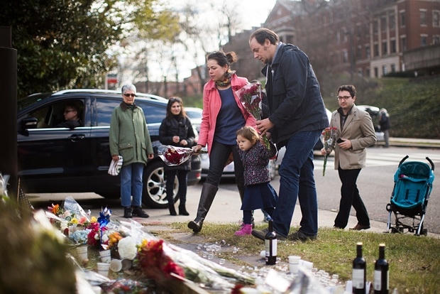 Người dân mang hoa đến Đại sứ quán Pháp tại thủ đô Washington, DC. (Ảnh:EPA)