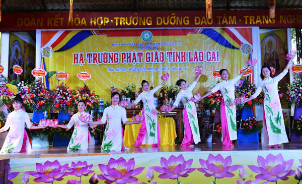 Múa văn nghệ chào mừng khai mạc.
