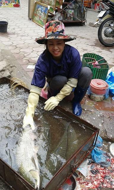 Cá trắm loại 4 kg một con có giá 65 nghìn đồng/kg trong tết, sau tết 80 nghìn đồng/kg.