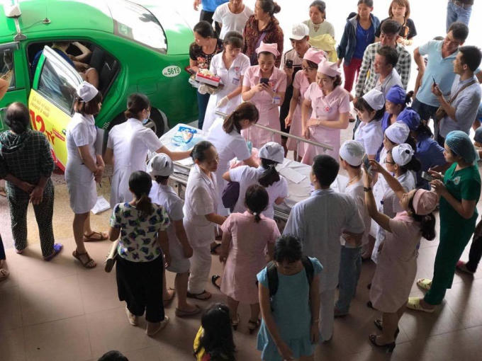 Nhiều người chào đón hai mẹ con sản phụ Ly taại bệnh viện.
