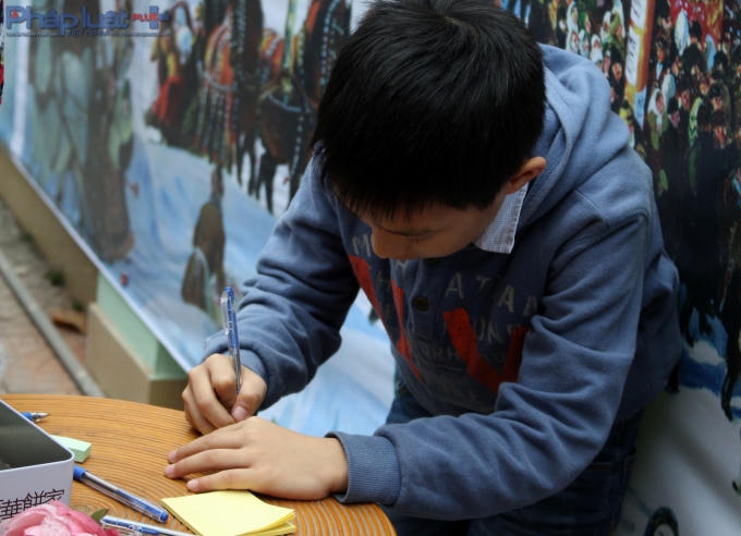 Viết ra những mong ước cầu may mắn cho năm mới. (Ảnh: Đức Biên)