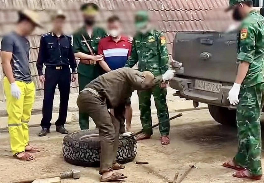 Lực lượng chức năng Quảng Nam phát hiện lượng lớn ma tuý cất giấu trong lốp xe dự phòng.