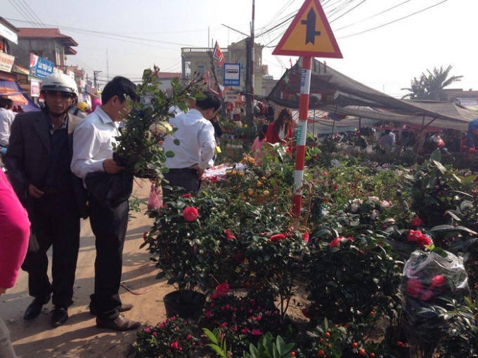 D&ograve;ng người tấp nập dồn về chợ &ldquo;Mua may, b&aacute;n rủi&rdquo; trước giờ khai hội