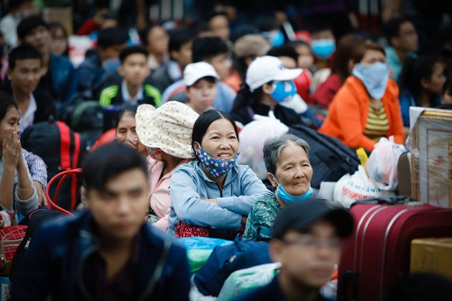 Mọi người đem rất nhiều đồ đạc về như chăn mền, quạt, quà bánh, nước suối... mong muốn có chút quà cho gia đình. Thậm chí cô Nguyễn Thị Hòa (45 tuổi, quê ở Phù Cát, Bình Định) còn đem cả một bao tải các đồ ve chai, hộp giấy, thùng nhựa về để làm đồ sinh hoạt.