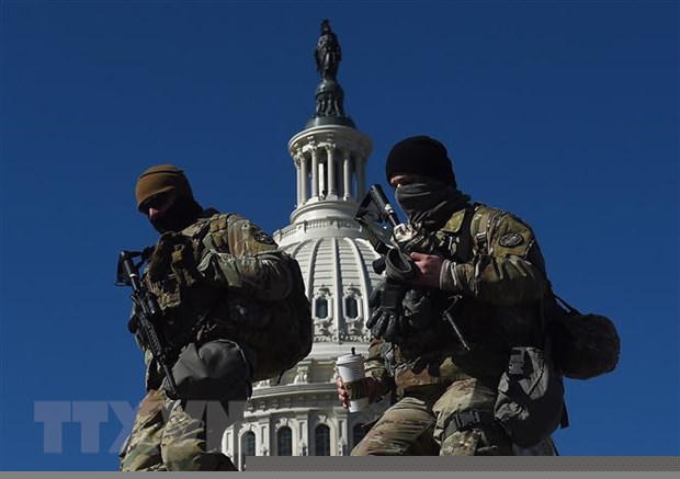 Lực lượng Vệ binh Quốc gia tuần tra tại tòa nhà Quốc hội ở Washington DC. (Ảnh: AFP/TTXVN)