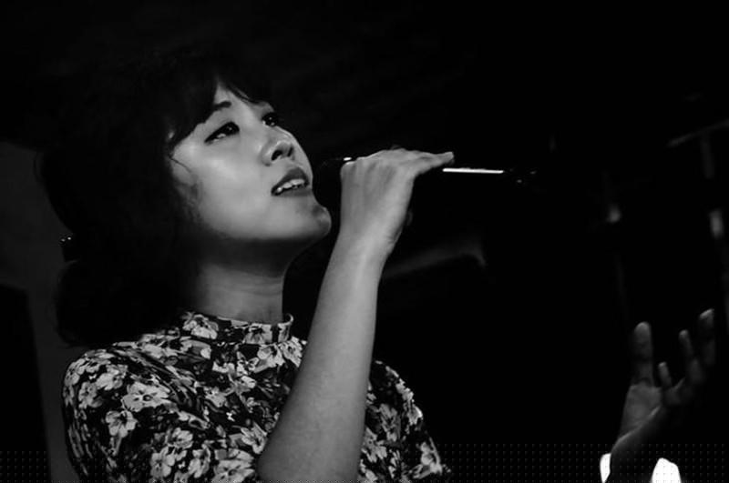 Hoàng Trang say sưa hát nhạc Trịnh.