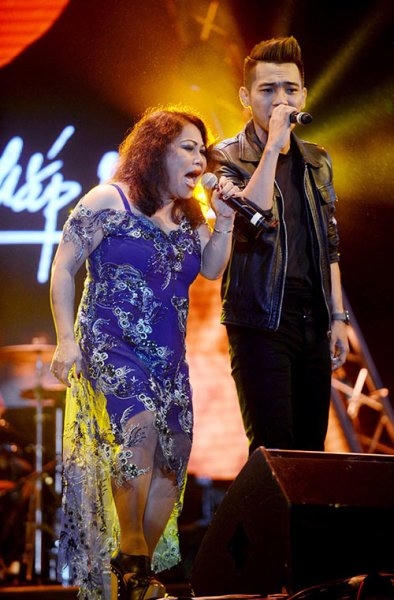 Chiếc váy diêm dúa này khiến thân hình Siu Black chỉ còn 1 mẩu. Ảnh: internet.