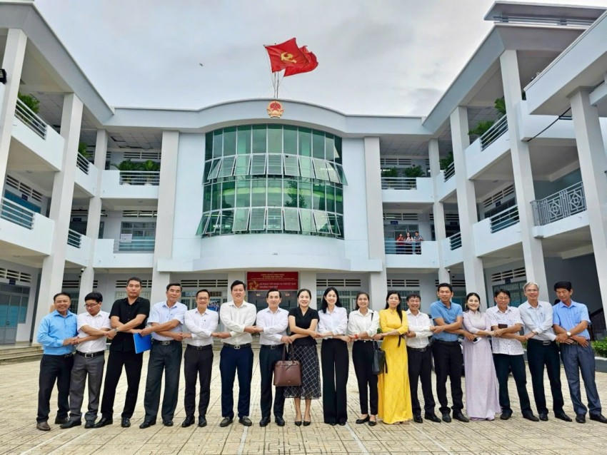 Lãnh đạo và cán bộ nhân viên phường Tam Hiệp chuyển từ “quản lý nhân dân” sang “phục vụ nhân dân”.