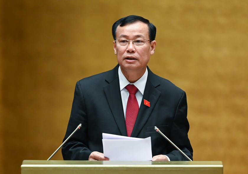 Chủ nhiệm Ủy ban Quốc phòng và an ninh của QH Lê Tấn Tới trình bày báo cáo thẩm tra.