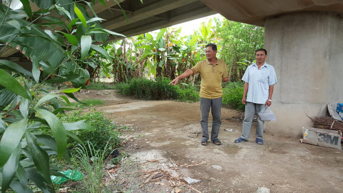 Ông Kiều Thành Văn chỉ vị trí đất của mình bị giải tỏa