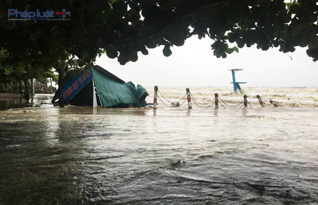 Nước biển dâng cao, sóng đánh sập bốt an ninh tại bãi D biển Sầm Sơn. (Ảnh: Băng Thanh)