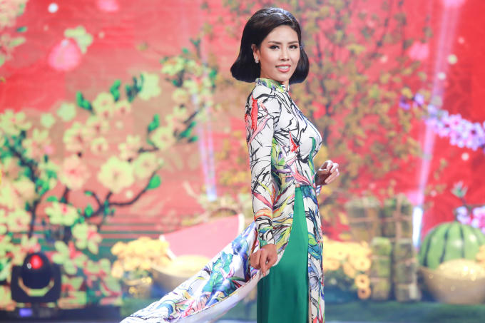 Hoa hậu H'hen Niê cùng dàn người đẹp Hoa hậu Hoàn vũ Việt Nam trình diễn thời trang Tình xuân