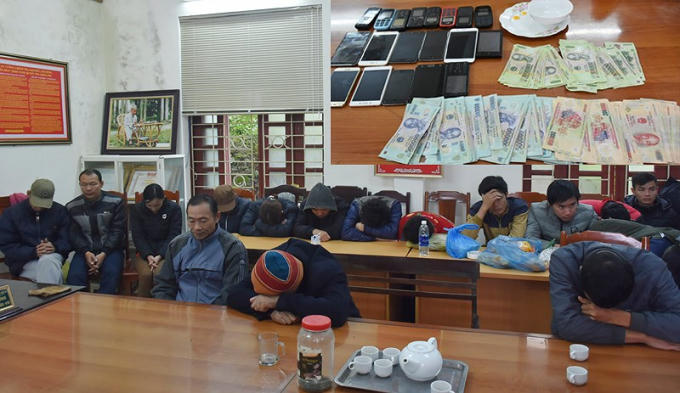 Các đối tượng và tang vật tại cơ quan công an.