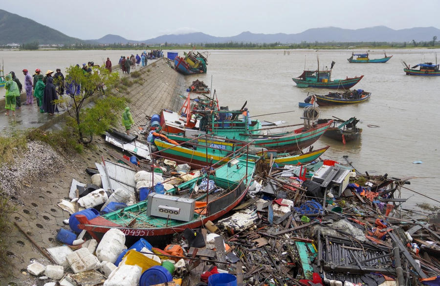 Nhiều tàu bị bão đánh dồn vào nhau. Người dân đang chờ gọi nhau cùng đến kiểm tra tài sản. Ảnh: Vnexpress