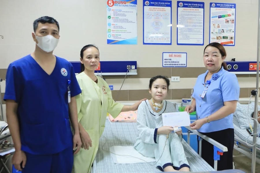 Bà Đỗ Thị Hiền – Phó Giám đốc Trung tâm y tế khu vực Tân Sơn trao tiền ủng hộ cho bệnh nhân Hà Thị Thanh Hoài.