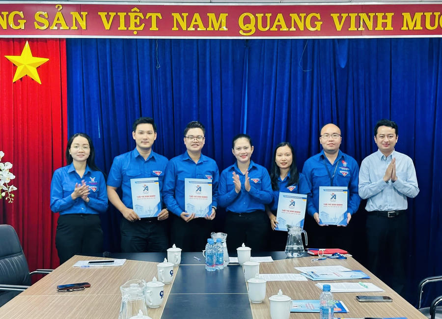 Bà Trần Thị Diễm Trinh - Bí thư Tỉnh đoàn tỉnh trao quyết định bổ nhiệm.