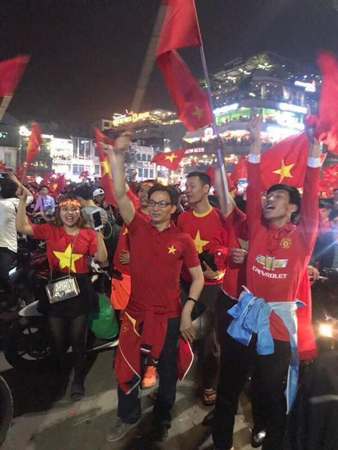 Phó Thủ tướng cầm cờ reo vui cùng mọi người. Ảnh: Phương Thảo.