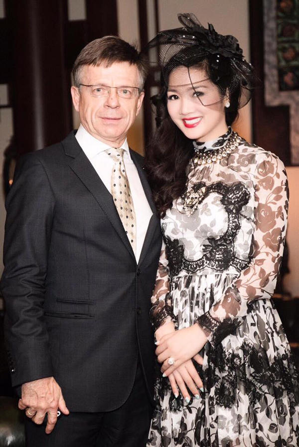 Giáng My chụp cùng Tổng lãnh sự quán Đức. Ảnh: Internet