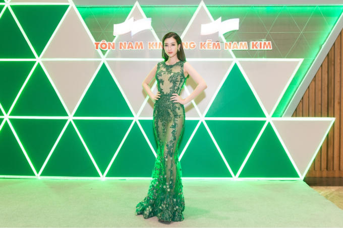 &ldquo;N&agrave;ng thơ&rdquo; Đỗ Mỹ Linh gợi cảm trong thiết kế Ho&agrave;ng Hải