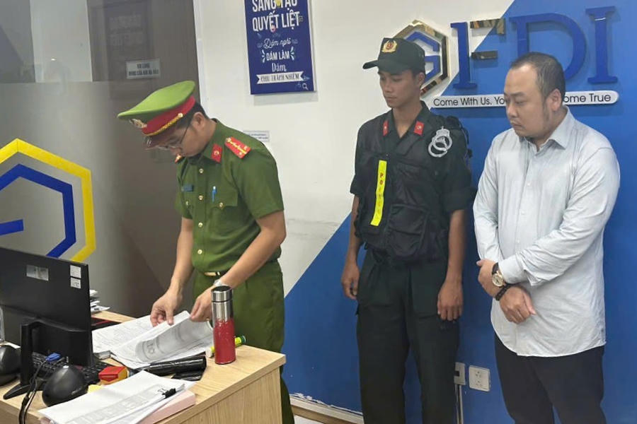 Tổng Giám đốc GFDI Nguyễn Quang Hoàng được đưa về trụ sở để chứng kiến việc khám xét vào ngày 11/8 (Ảnh: Công an Đà Nẵng).