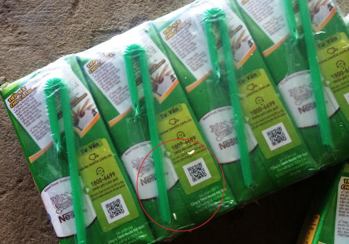 Hình ảnh những còn giòi ở ngoài hộp sữa Milo mà bà Lưu mua về.