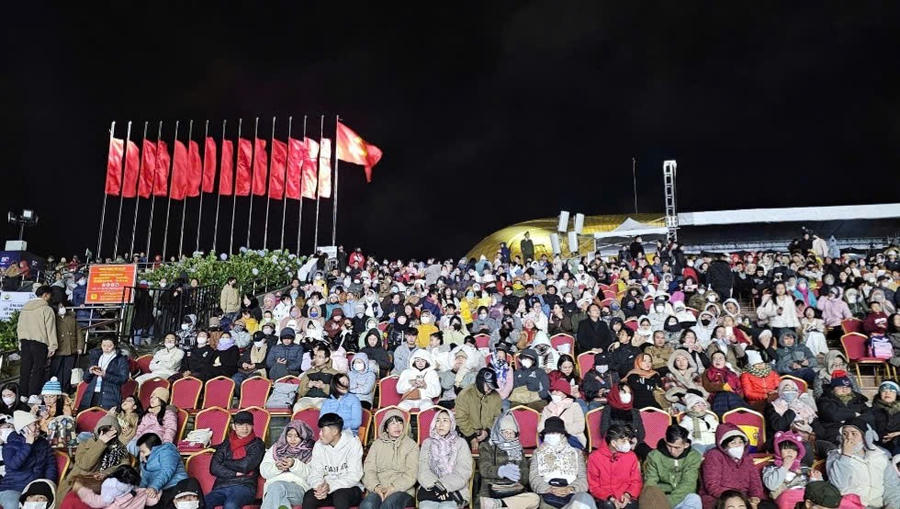 Dưới trời lạnh dưới 20 độ C, hàng chục nghìn người dân và du khách vẫn tham dự đêm bế mạc Festival Hoa và Chương trình chào năm mới 2025. Ảnh: Báo Lâm Đồng