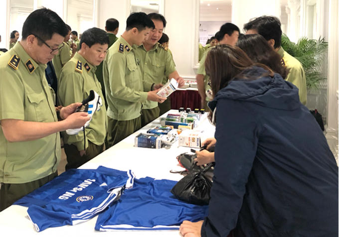 Lực lượng QLTT tìm hiểu các dấu hiệu nhận biết hàng thật hàng giả của các thương hiệu lớn.