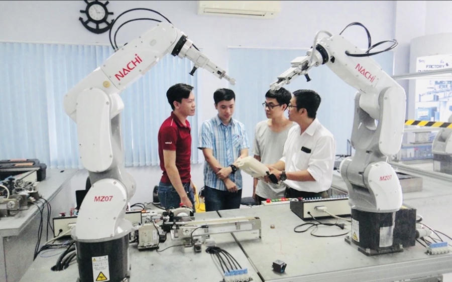 Nhiều chuyên gia kiến nghị cần xây dựng hệ thống đào tạo liên kết giữa trường đại học, doanh nghiệp và chính quyền