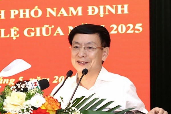 Ông Phạm Đình Nghị, Chủ tịch UBND tỉnh Nam Định phát biểu tại buổi tiếp xúc.