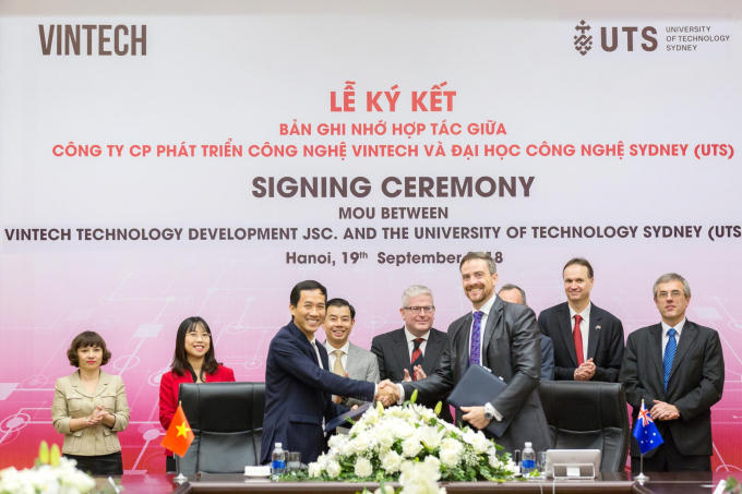 Ông Hồ Chí Dũng (Tổng Giám đốc Công Ty VinTech) bắt tay cam kết triển khai  hợp tác với Ông Attila Brungs (Hiệu trưởng Đại học Công nghệ Sydney)
