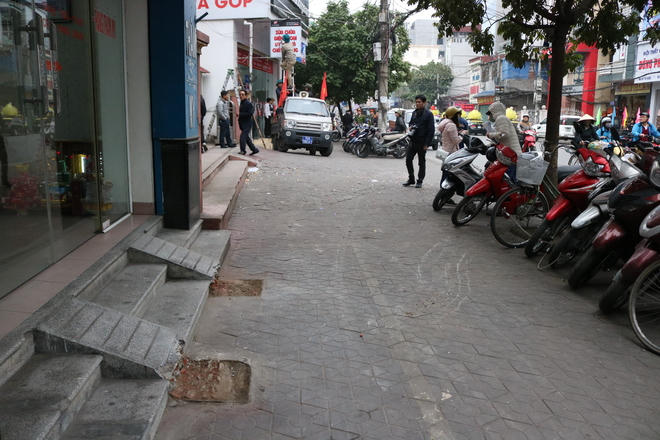 Các bậc lên xuống lấn chiếm vỉa hè đều bị tháo dỡ.