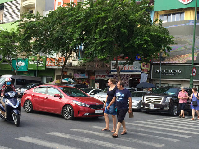Đường Phan Bội Châu (bên cạnh chợ Bến Thành) cho phép đỗ ô tô dưới lòng đường.