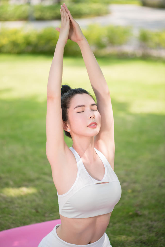 Sở hữu số đó 3 vòng 86-58-100 cùng vóc dáng khỏe khoắn và tươi trẻ, Huỳnh Vy từ lâu đã tiết lộ một trong những bí quyết của bản thân là ở việc quyết tâm thực hiện chế độ luyện tập thể dục và yoga đều đặn.