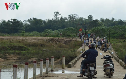 Người dân thôn Giảng Hòa lo lắng việc khai thông dòng chảy trá hình vừa mất đất, vừa ảnh hưởng đến các công trình dân sinh.
