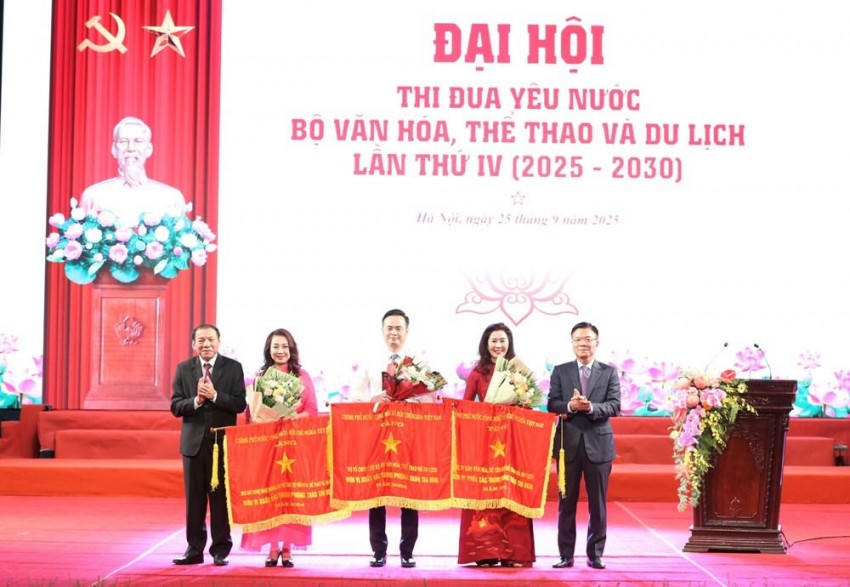 Phó Thủ tướng Lê Thành Long và Bộ trưởng Nguyễn Văn Hùng trao Cờ thi đua của Chính phủ cho 3 tập thể xuất sắc (ảnh Trần Huấn).