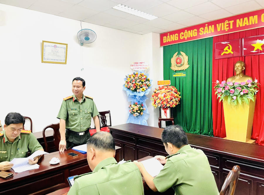 Đồng chí Thượng tá Nông Thanh Tuấn - Bí thư ĐUCS, Trưởng phòng An ninh chính trị nội bộ chủ trì buổi họp mặt.