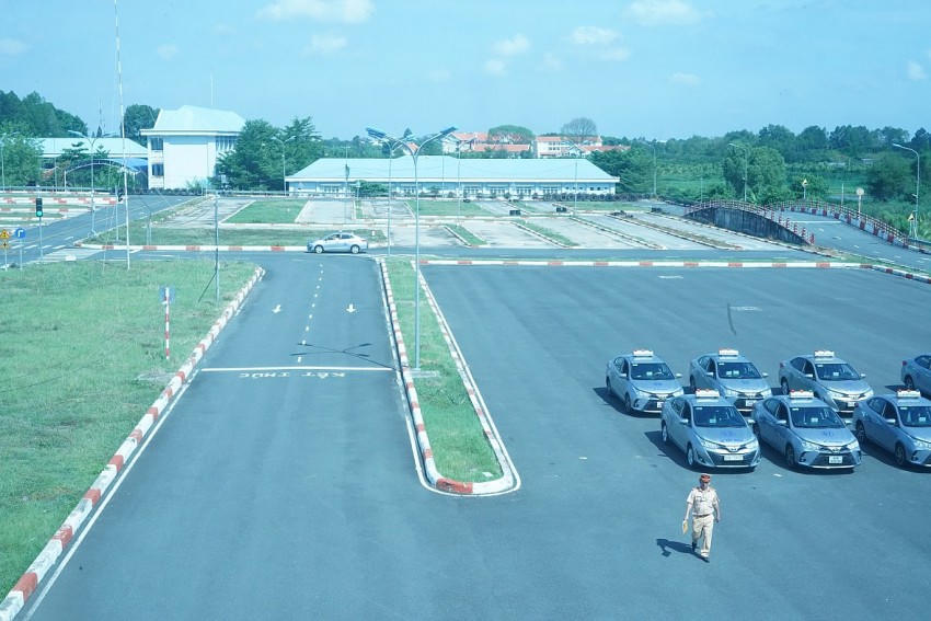 Những thí sinh đầu tiên bắt đầu thi sát hạch.