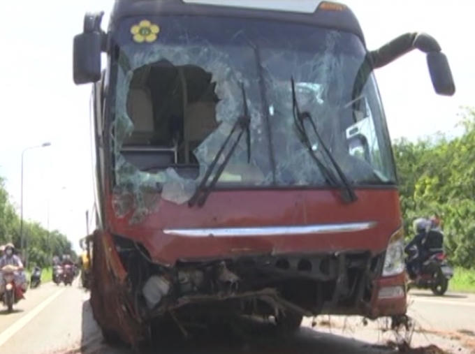 Đầu xe khách Thành Bưởi hư hỏng nặng.