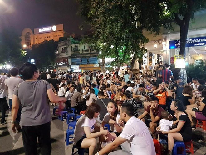 Phố c&ocirc;̉ đ&ocirc;ng nghẹt trong bu&ocirc;̉i t&ocirc;́i ngày lễ Quốc kh&aacute;nh 2/9