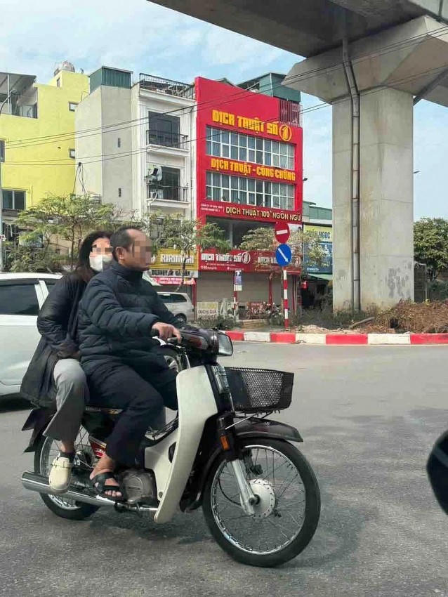 Hình ảnh ông N.P.H. và vợ đi xe máy không đội mũ bảo hiểm bị người dân ghi lại, phản ánh đến cơ quan chức năng