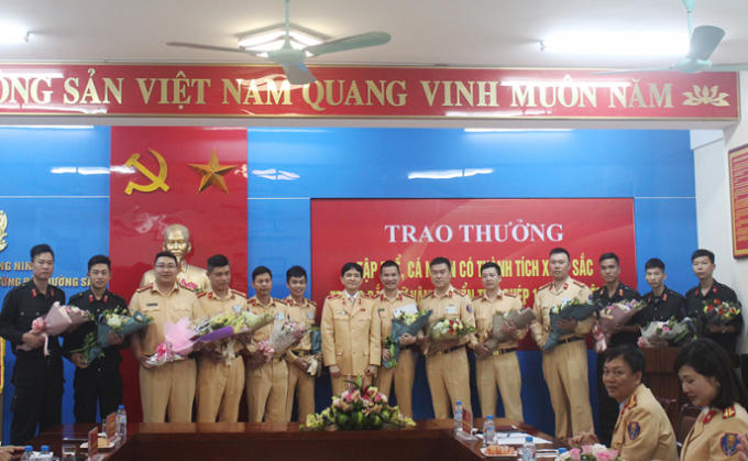 Các tập thể, cá nhân được tuyên dương và nhận trao thưởng vì có thành tích xuất sắc.