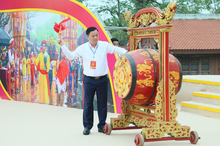 Ông Nguyễn Khắc Thận, Phó Bí thư Tỉnh ủy, Chủ tịch UBND tỉnh đánh trống khai hội chùa Keo mùa thu năm 2025.
